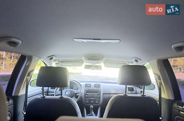 Хетчбек Volkswagen Golf 2004 в 