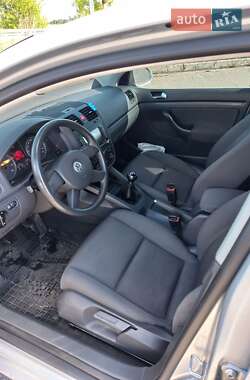 Хэтчбек Volkswagen Golf 2005 в 