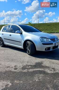 Хэтчбек Volkswagen Golf 2005 в 
