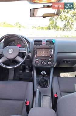 Хэтчбек Volkswagen Golf 2005 в 