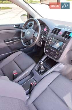 Хэтчбек Volkswagen Golf 2005 в 