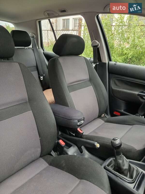 Хэтчбек Volkswagen Golf 2001 в Ходорове