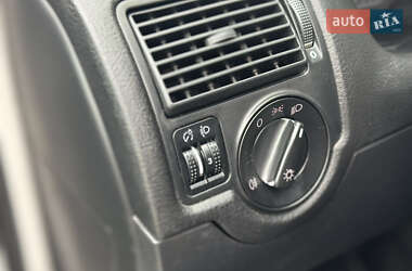 Хетчбек Volkswagen Golf 2001 в 