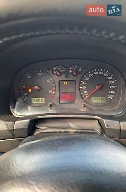 Хэтчбек Volkswagen Golf 2002 в 
