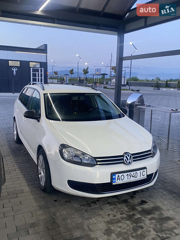 Универсал Volkswagen Golf 2010 в Хусте