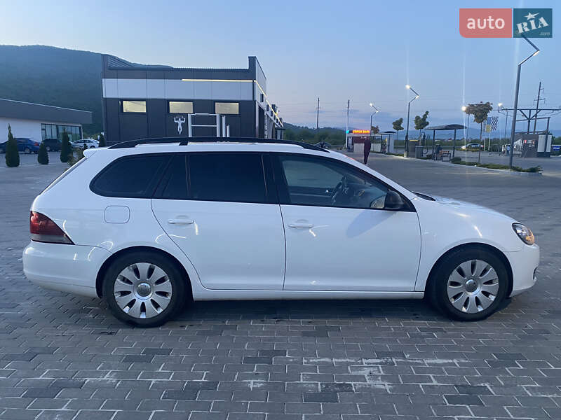 Универсал Volkswagen Golf 2010 в Хусте