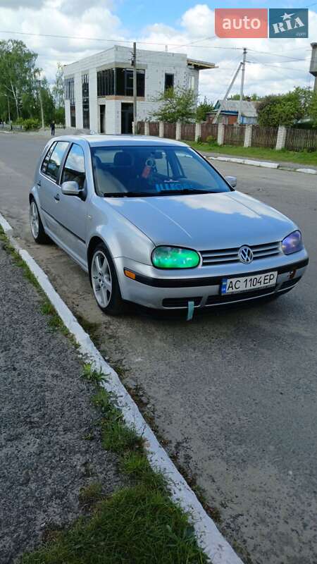 Хэтчбек Volkswagen Golf 2002 в Луцке