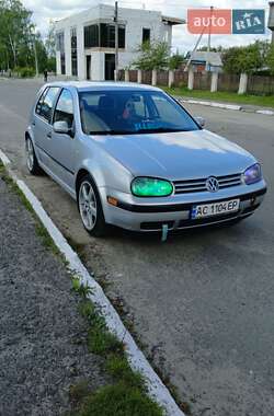 Хэтчбек Volkswagen Golf 2002 в 
