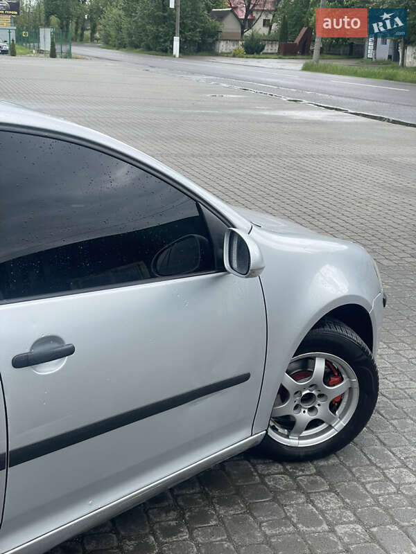 Хэтчбек Volkswagen Golf 2005 в Надворной