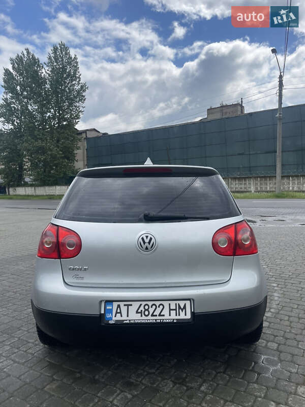 Хэтчбек Volkswagen Golf 2005 в Надворной