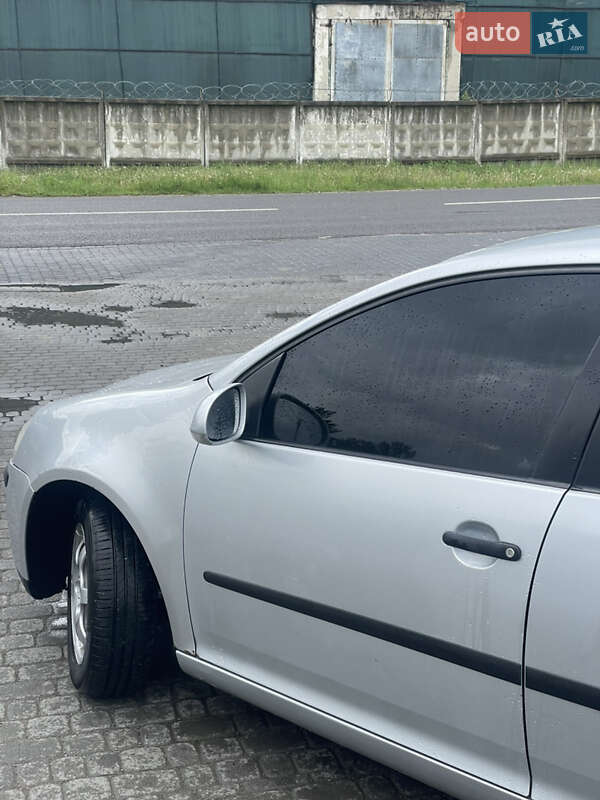 Хэтчбек Volkswagen Golf 2005 в Надворной