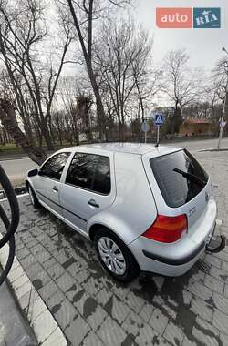 Хэтчбек Volkswagen Golf 2000 в 