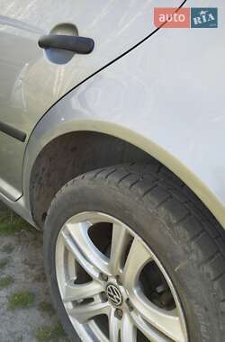 Хэтчбек Volkswagen Golf 2004 в 