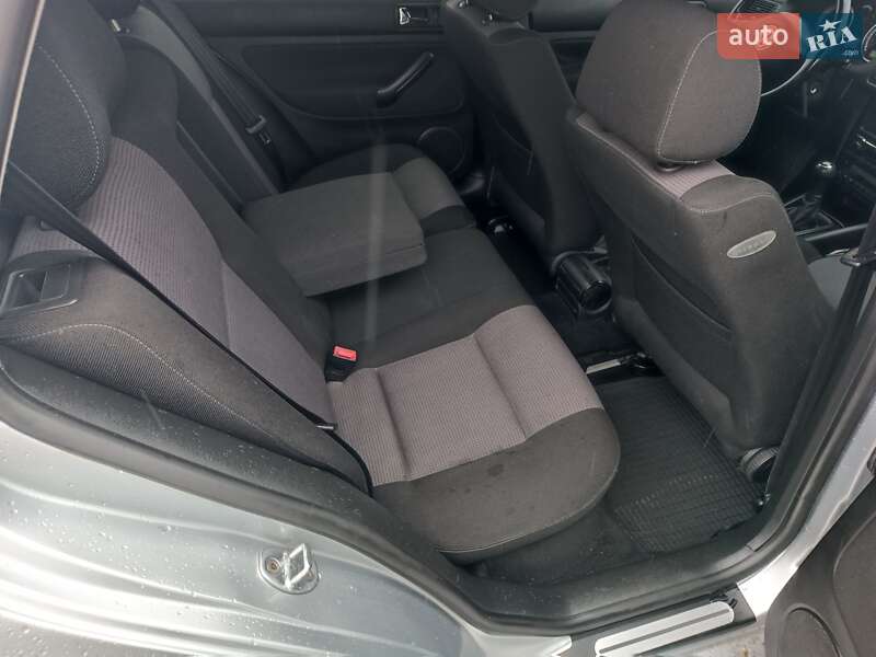 Хетчбек Volkswagen Golf 2003 в Харкові