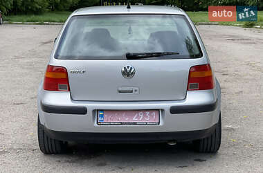 Хэтчбек Volkswagen Golf 2000 в 
