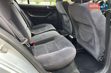 Хэтчбек Volkswagen Golf 2000 в 