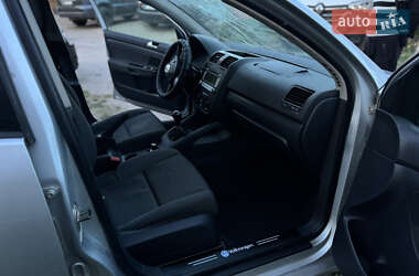Хэтчбек Volkswagen Golf 2003 в 