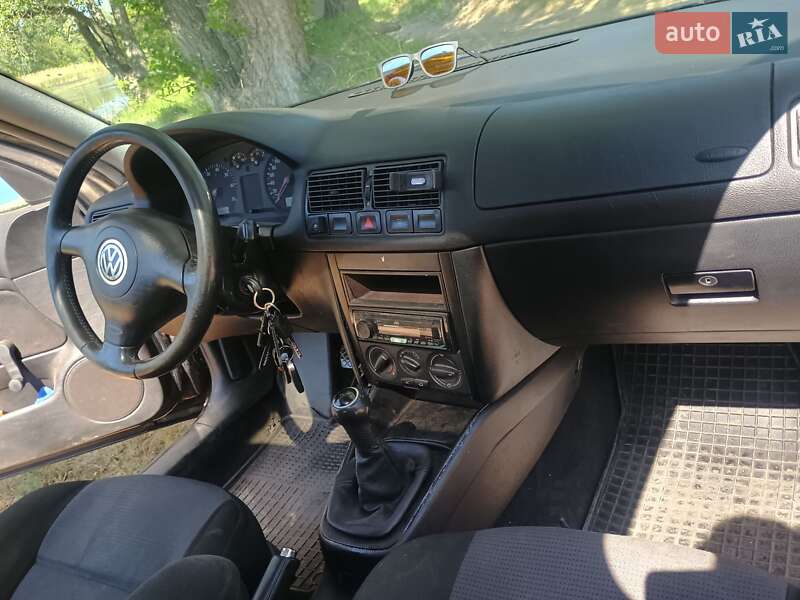 Хетчбек Volkswagen Golf 1998 в Ізюмі