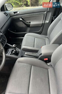 Хетчбек Volkswagen Golf 2004 в 