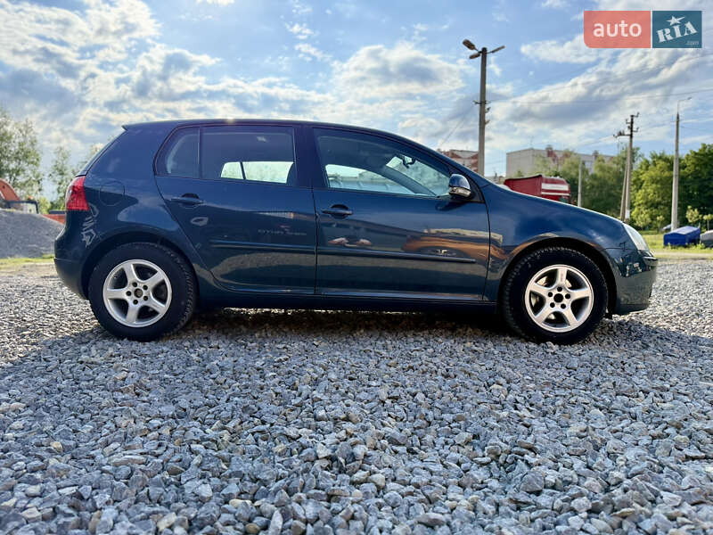 Хетчбек Volkswagen Golf 2006 в Чернівцях
