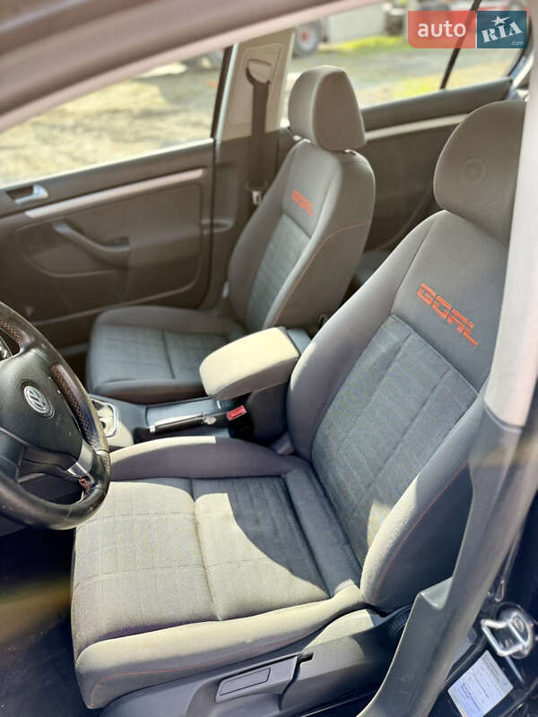 Хетчбек Volkswagen Golf 2006 в Чернівцях