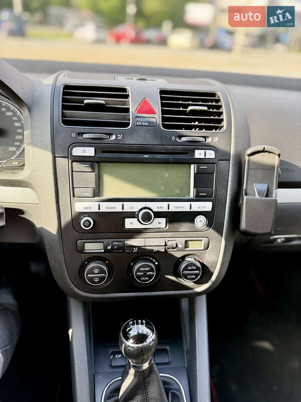 Хетчбек Volkswagen Golf 2006 в Чернівцях