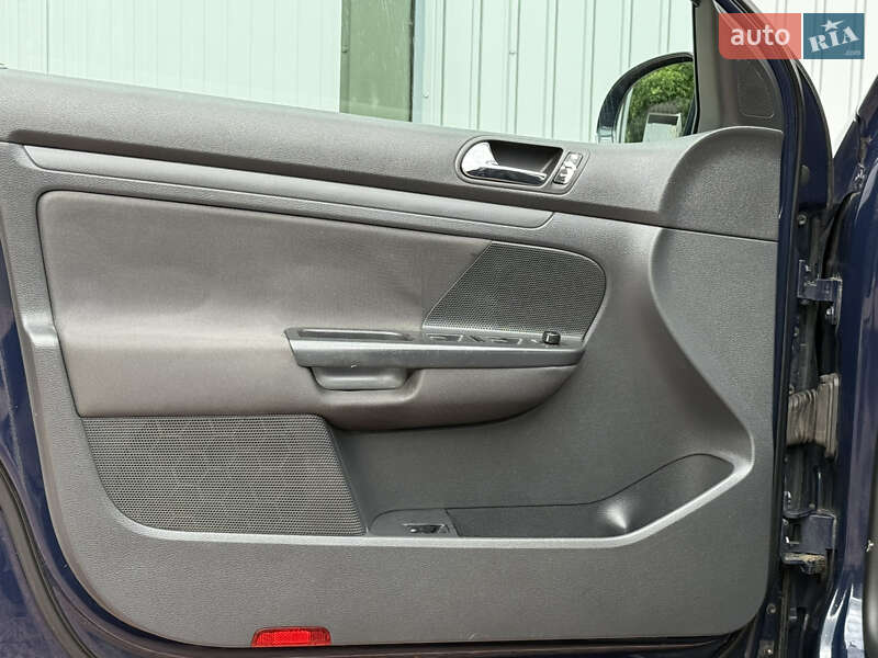 Хетчбек Volkswagen Golf 2004 в Дрогобичі