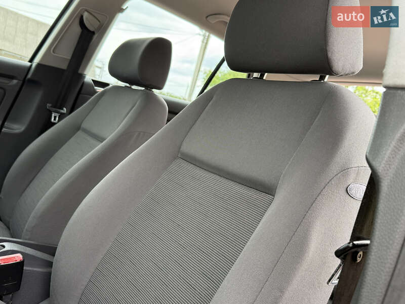 Хетчбек Volkswagen Golf 2004 в Дрогобичі