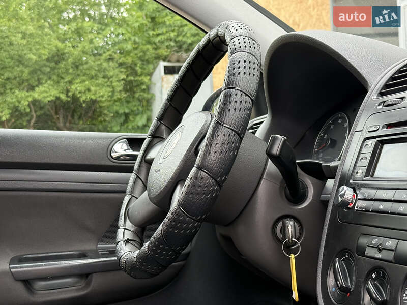 Хетчбек Volkswagen Golf 2004 в Дрогобичі