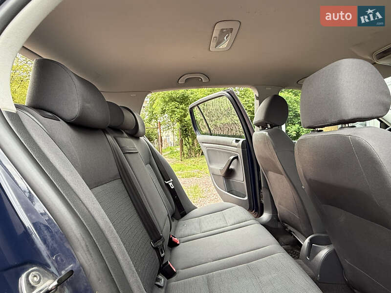 Хетчбек Volkswagen Golf 2004 в Дрогобичі