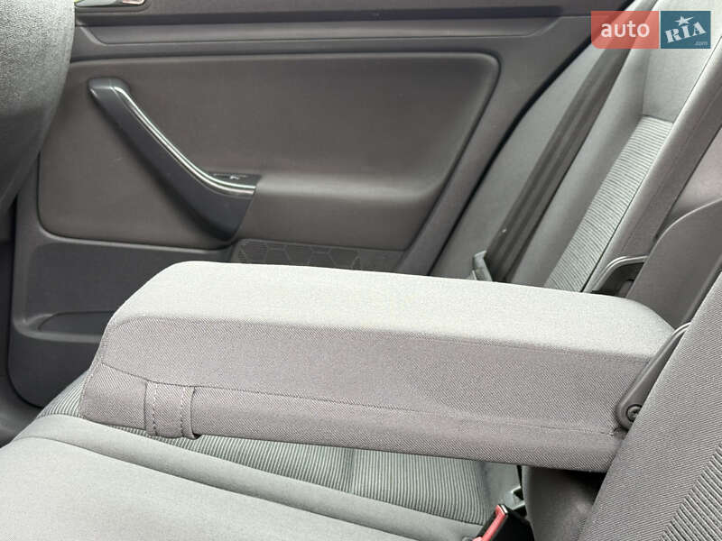 Хетчбек Volkswagen Golf 2004 в Дрогобичі