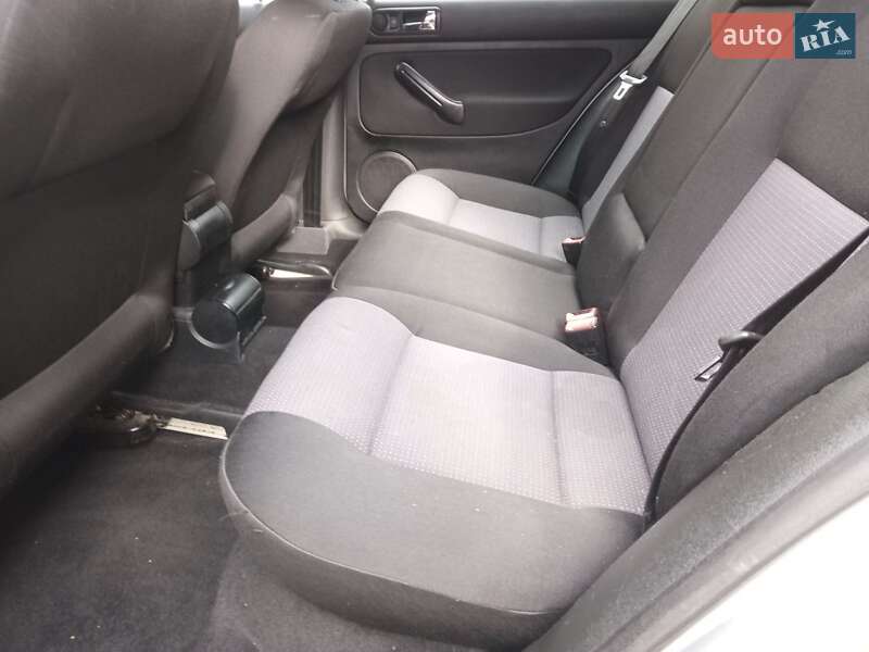 Хэтчбек Volkswagen Golf 2002 в Тернополе