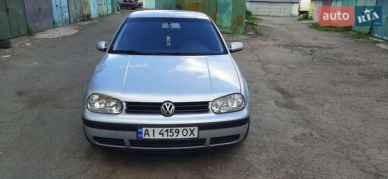 Хетчбек Volkswagen Golf 2002 в 