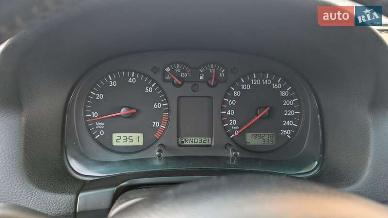 Хетчбек Volkswagen Golf 2001 в Києві