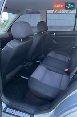 Хетчбек Volkswagen Golf 2001 в 