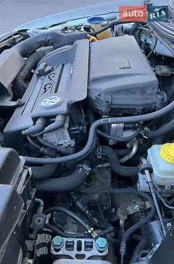 Хетчбек Volkswagen Golf 2001 в 