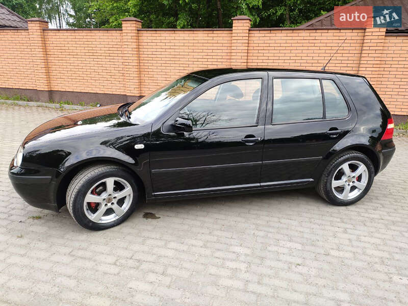 Хетчбек Volkswagen Golf 2003 в 