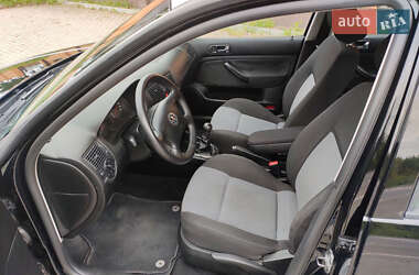 Хетчбек Volkswagen Golf 2003 в 