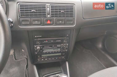 Хетчбек Volkswagen Golf 2003 в 