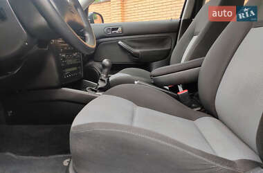 Хетчбек Volkswagen Golf 2003 в 