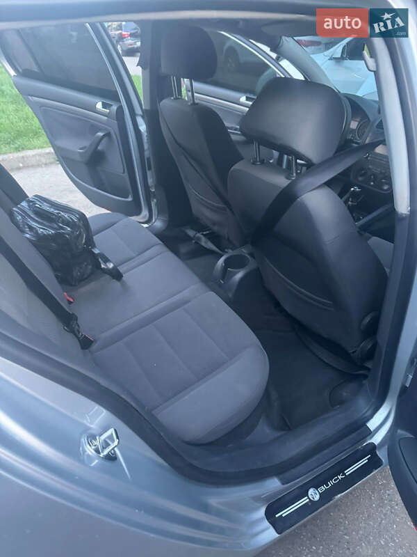 Хетчбек Volkswagen Golf 2005 в Чернівцях