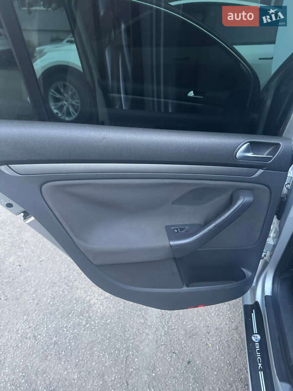 Хетчбек Volkswagen Golf 2005 в Чернівцях