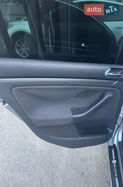 Хетчбек Volkswagen Golf 2005 в 