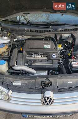 Хетчбек Volkswagen Golf 2001 в 