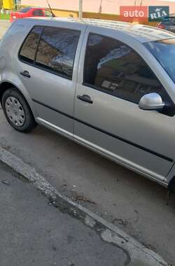 Хетчбек Volkswagen Golf 2001 в 