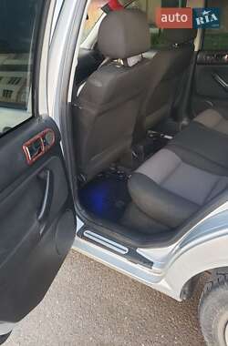 Хетчбек Volkswagen Golf 2001 в 