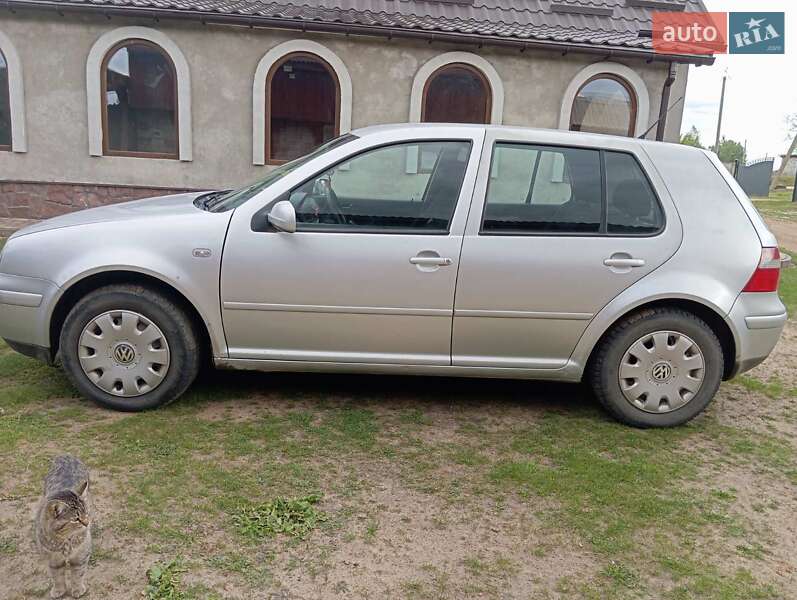 Хетчбек Volkswagen Golf 2004 в Рівному
