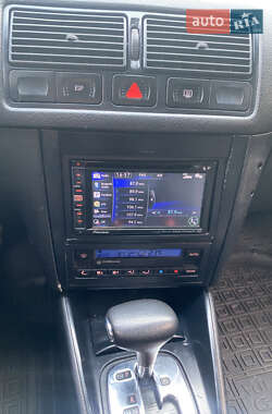 Хэтчбек Volkswagen Golf 2002 в 