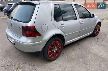 Хэтчбек Volkswagen Golf 2002 в 