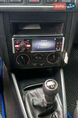 Хэтчбек Volkswagen Golf 2001 в 